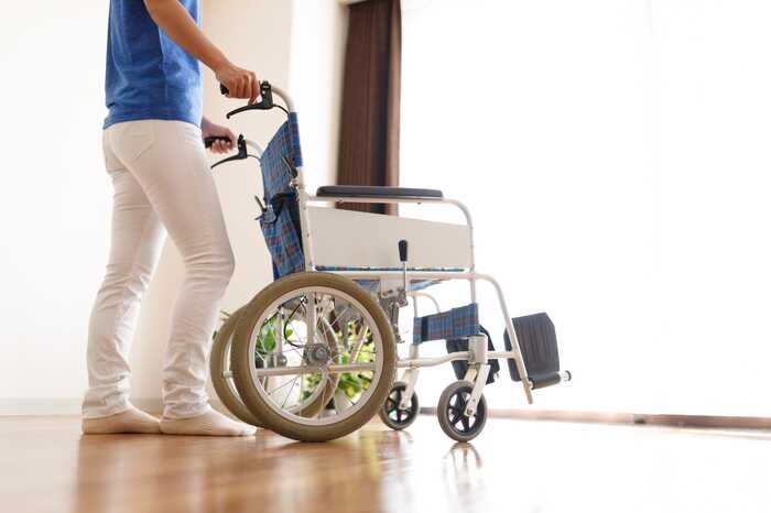 車いすを押す人