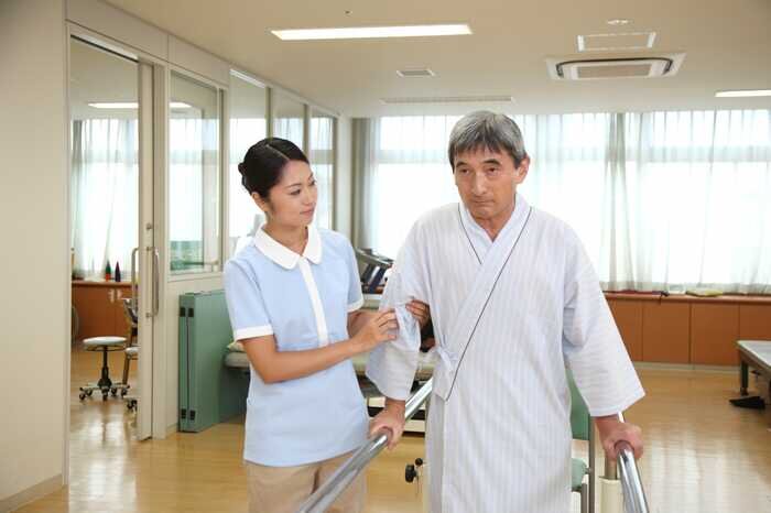 リハビリ中の男性