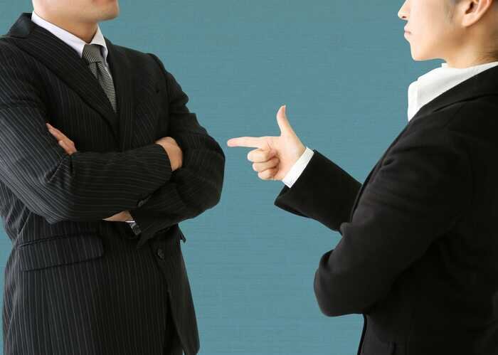 言い争っている2人