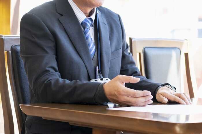 交渉をしているスーツ姿の男性