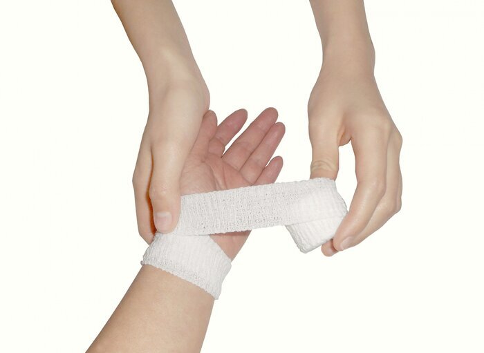 包帯を巻いた手