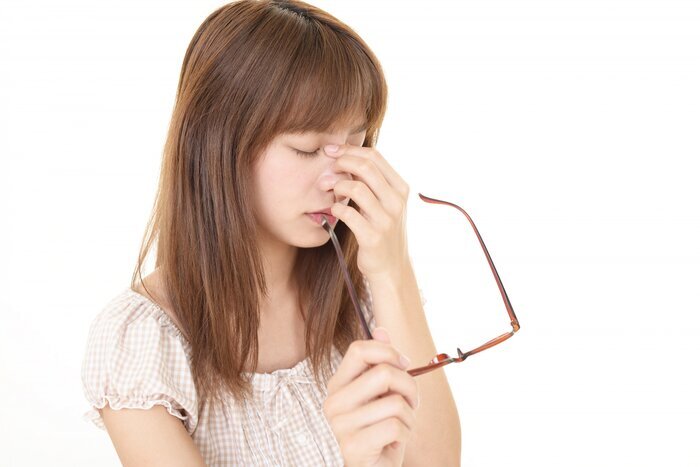 顔を押さえる女性