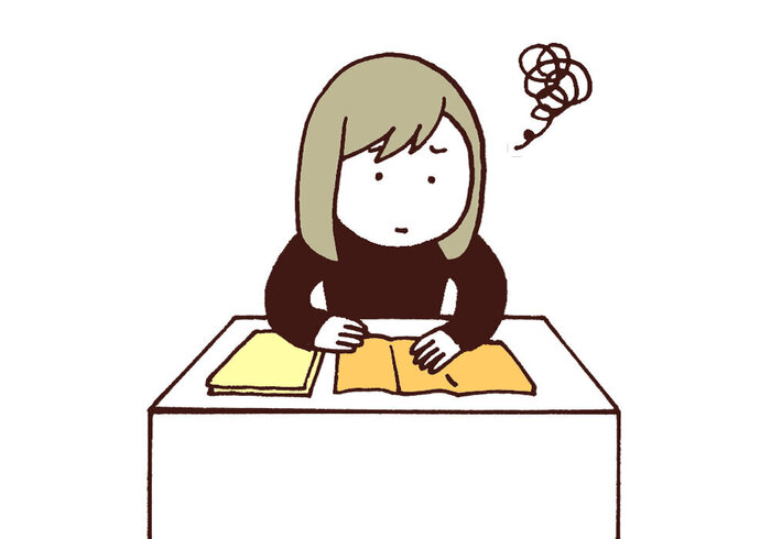 紙を折る作業をする女性